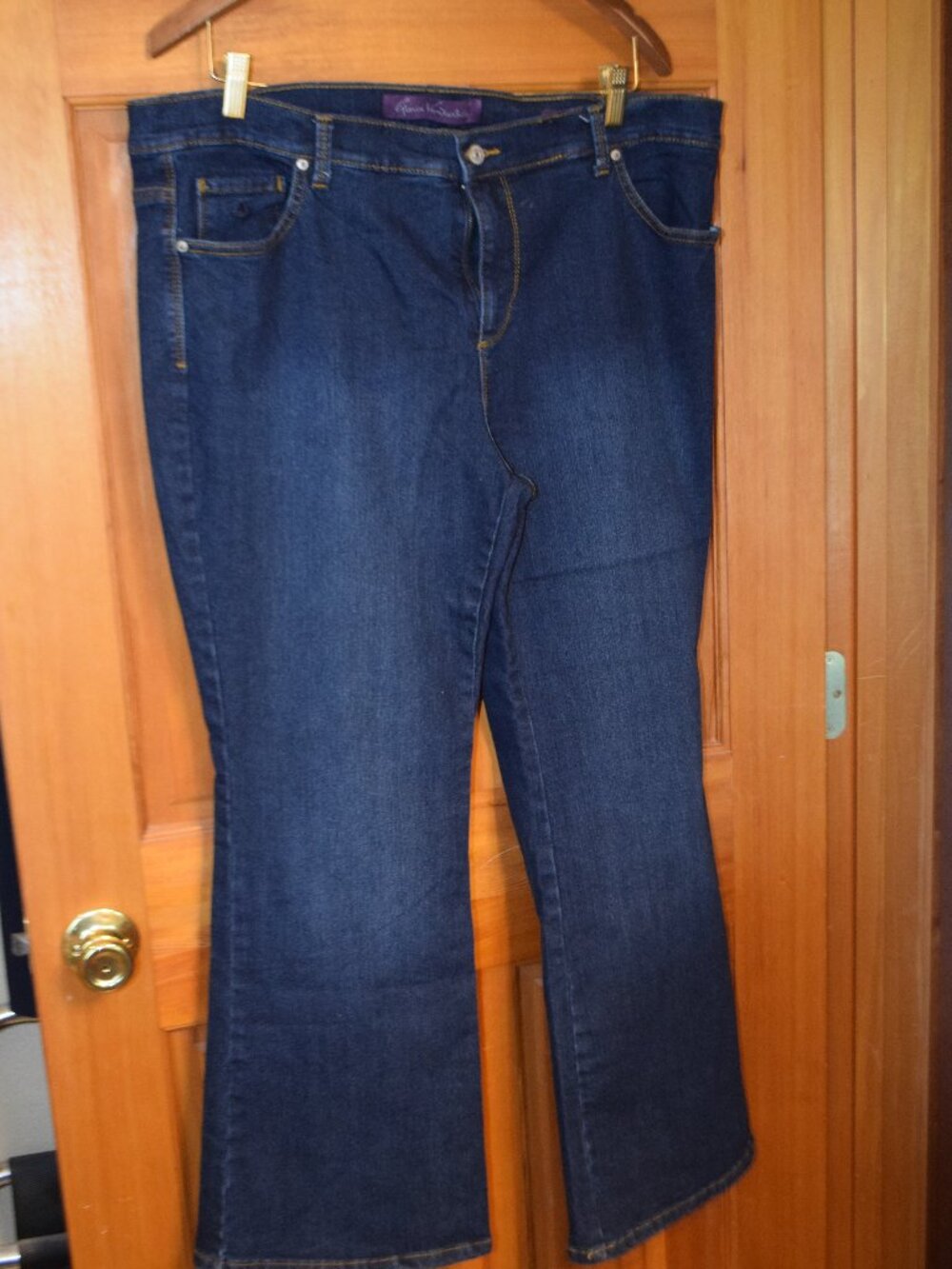Gloria Vanderbuilt - Picture 3 of 5